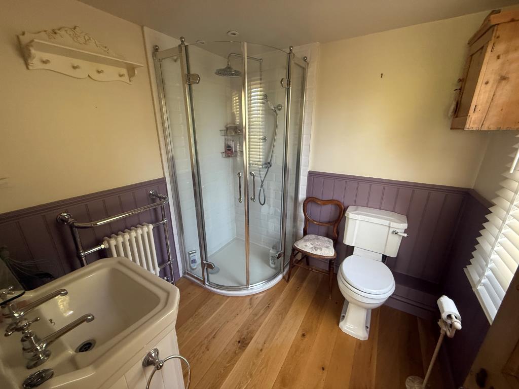 Lot: 119 - DETACHED HOUSE AFFECTED BY LANDSLIP - Shower room